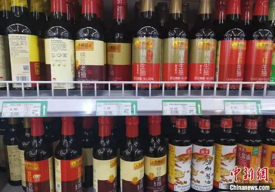 图为超市里售卖的酱油产品。中新网记者 谢艺观 摄