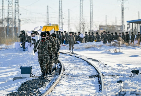 11月11日，在中铁沈阳局集团有限公司通辽站南编组场，武警官兵准备清理积雪。新华社记者 连振 摄