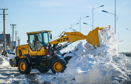 11月11日，在通辽市郊，作业车辆清理积雪。新华社记者 连振 摄