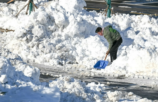 11月11日，在通辽市区，居民们自发清理积雪。新华社记者 连振 摄