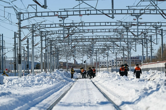 11月11日，在通辽火车站，工作人员在铁路线上除雪。新华社记者 刘磊 摄