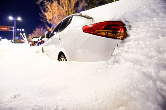 11月10日，在内蒙古通辽市，汽车被积雪覆盖。新华社记者 连振 摄