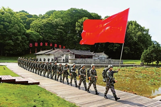  弘扬古田会议精神，人民军队从古田再出发。图为驻闽某部组织官兵来到古田会议会址，<a href=