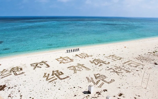 海军某部官兵“写”下“绝对忠诚，绝对纯洁，绝对可靠”的铮铮誓言。蔡盛秋/摄