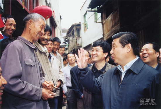 ↑2002年4月8日，习近平在福建南平邵武市和平古镇考察。