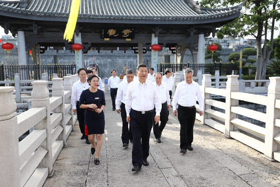 ↑2020年10月12日，习近平在广东省潮州市察看广济桥，了解桥梁历史文化特色，听取修复保护情况介绍。