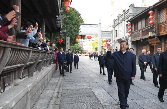 ↑2021年3月24日，习近平在福建省福州市三坊七巷历史文化街区考察时，向游客和市民招手致意。