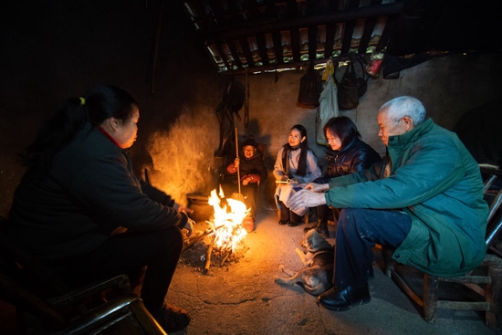 在湖南省常德市鼎城区草坪镇枫林口村，全国人大代表杜美霜（右三）入户与当地村民交流（2月16日摄）。新华社记者 陈思汗 摄