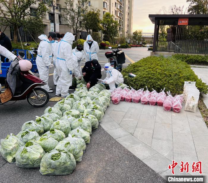 工作人员在处理团购的物资。 受访者供图