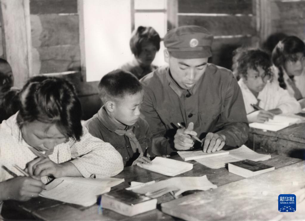 当年独龙江边防官兵在马库警民小学为学生授课（资料照片，怒江边境管理支队 供图）