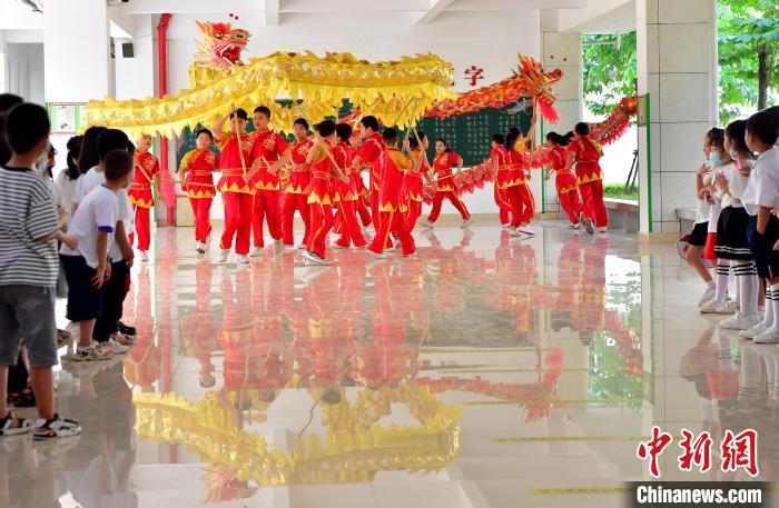 图为福州市高湖小学高年级学生为一年级新生表演福州高湖舞龙灯，受到新生们的欢迎。张斌 摄