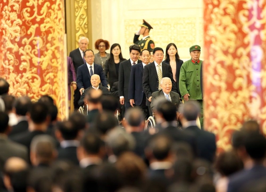 2019年9月29日，国家勋章和国家荣誉称号获得者进入人民大会堂金色大厅。当日上午10时，中华人民共和国国家勋章和国家荣誉称号颁授仪式在北京人民大会堂隆重举行。新华社记者 姚大伟 摄