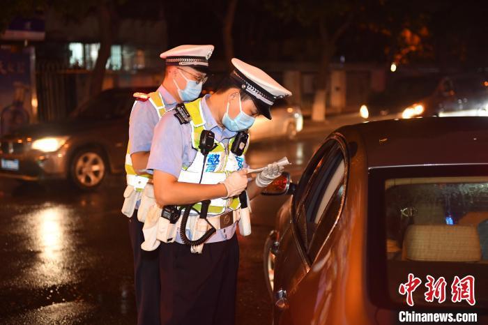 资料图：天津民警正在对车辆进行检查。天津市公安局供图