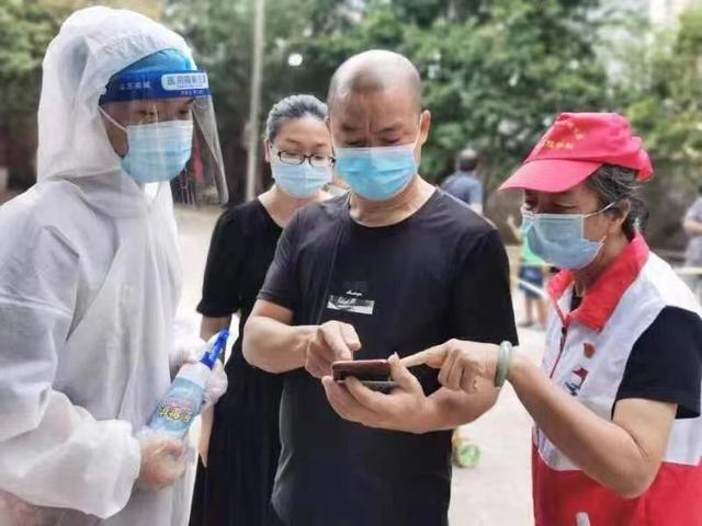 9月3日，一位67岁的志愿者在永丰县藤田镇藤顺社区核酸检测点。今日永丰图