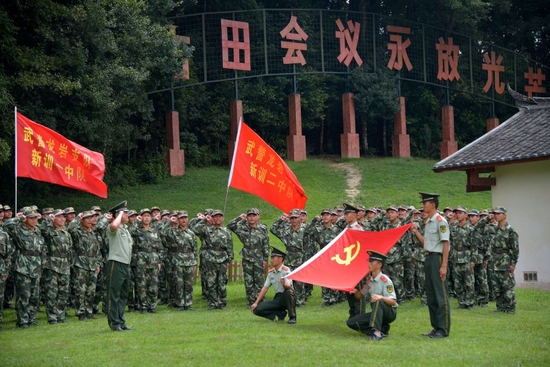 武警福建总队龙岩支队组织新兵在古田会议会址前宣誓（2014年9月19日摄）。新华社发（苗继芳 摄）